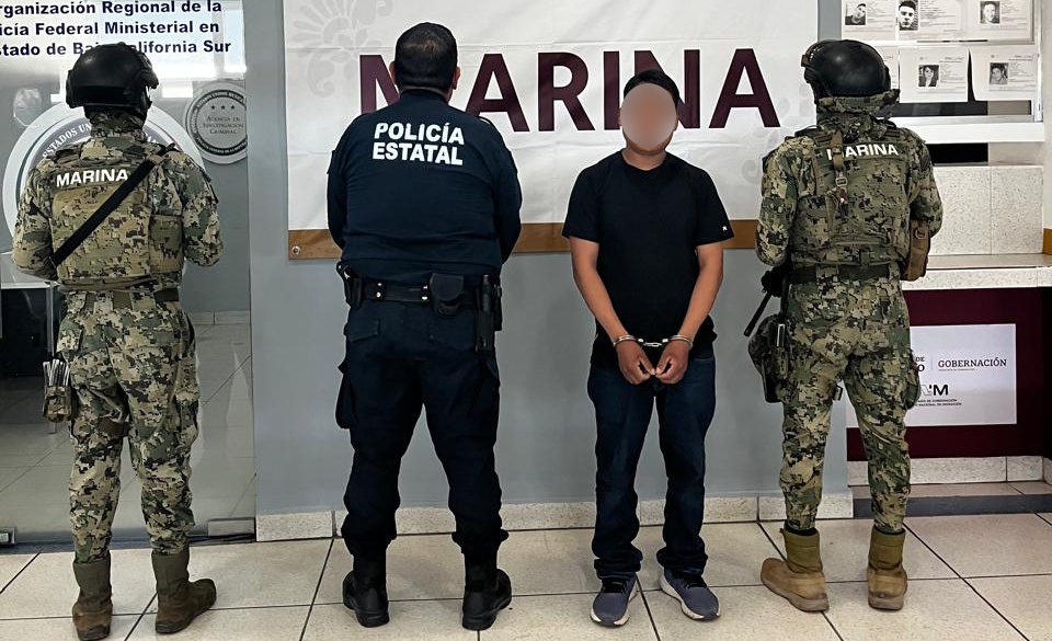 POR PORTACIÓN DE ARMA DE FUEGO Y CONTAR CON UNA ORDEN DE APREHENSIÓN VIGENTE DETIENEN A DOS PERSONAS EN LA PAZ