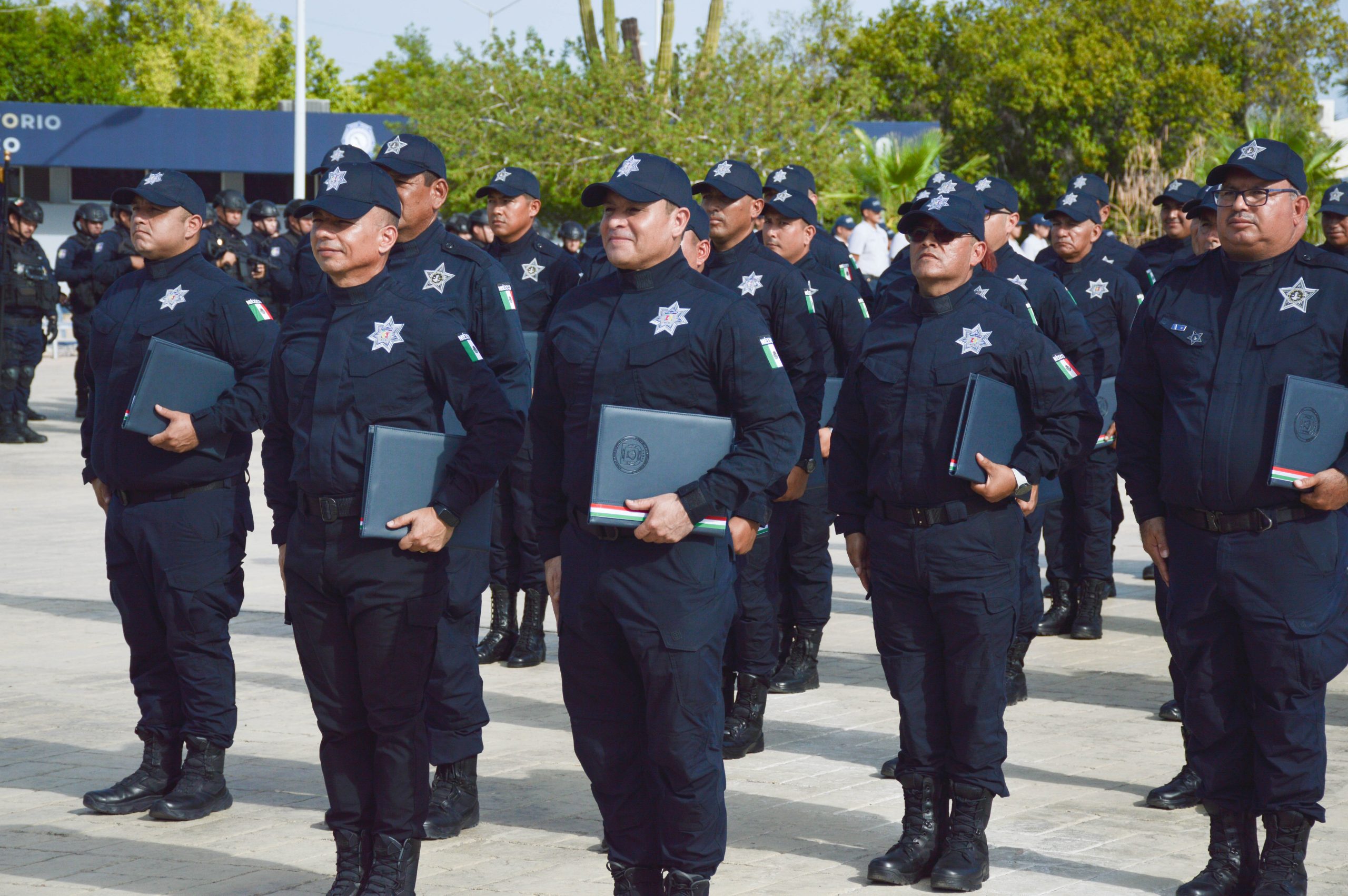 ENTREGA SSPE INSIGNIAS DE ASCENSOS A POLICÍAS ESTATALES Y PENITENCIARIOS DE BCS