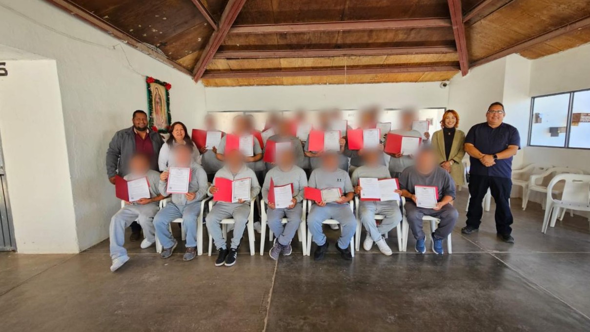 ENTREGAN CERTIFICADOS DE PREPARATORIA A PPL DEL CENTRO PENITENCIARIO DE COMONDÚ