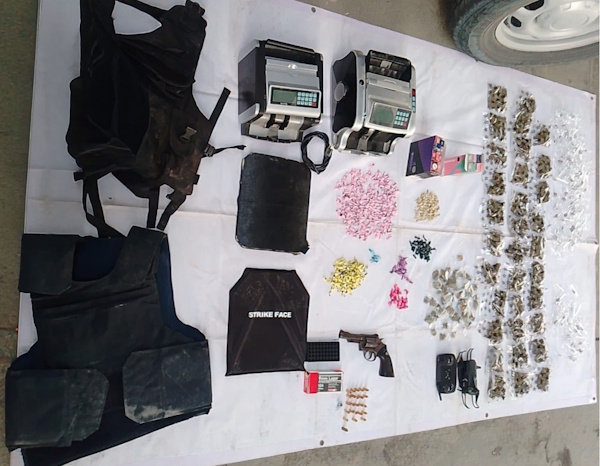 SE ASEGURAN PERSONAS, ARMA, DROGA Y CARTUCHOS DURANTE OPERATIVO EN LOS CABOS