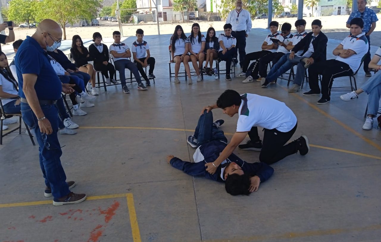 POLICÍAS ESTATALES CAPACITAN A JÓVENES ESTUDIANTES EN PRIMEROS AUXILIOS
