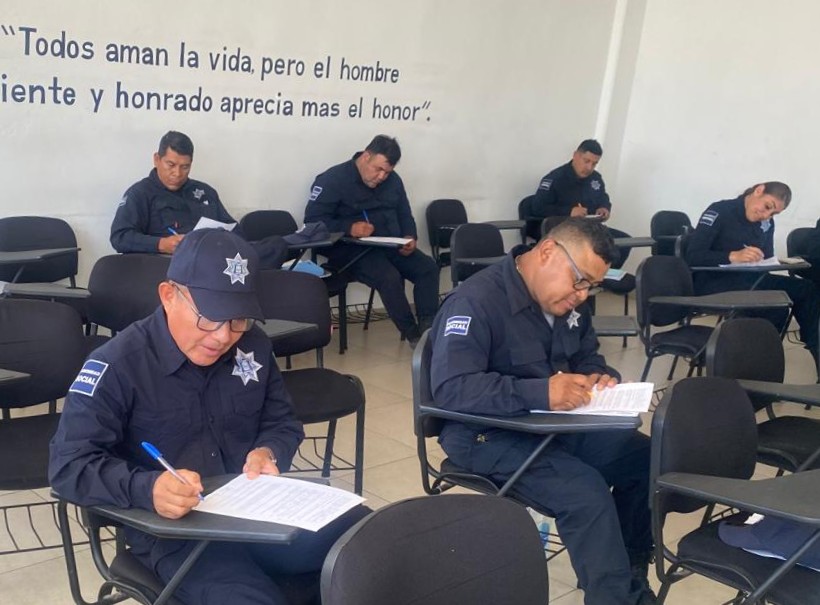 POLICÍAS MUNICIPALES DE COMONDÚ SON CAPACITADOS EN TEMAS DE FORMACIÓN CONTINUA