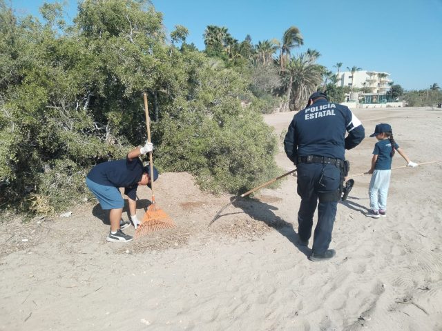 REALIZA PROXIMIDAD SOCIAL Y POLICÍA ESTATAL INFANTIL LIMPIEZA DE PLAYA