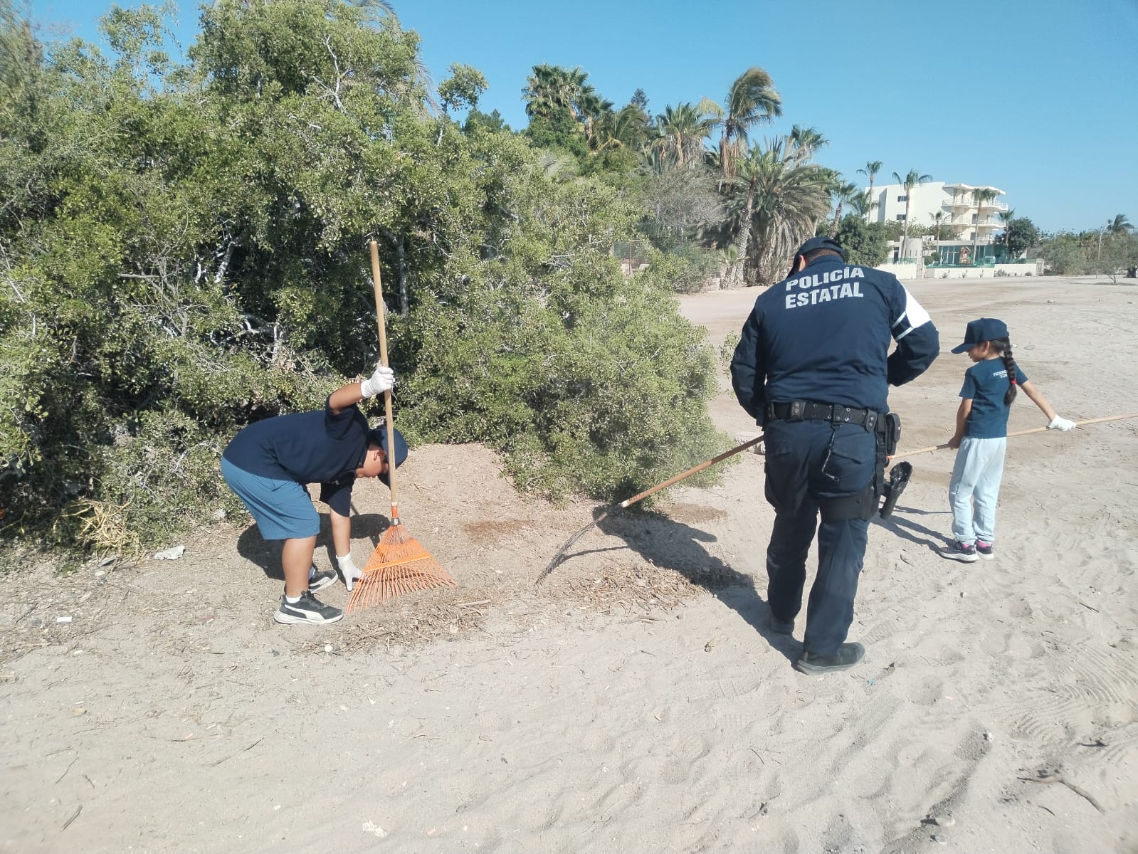 REALIZA PROXIMIDAD SOCIAL Y POLICÍA ESTATAL INFANTIL LIMPIEZA DE PLAYA