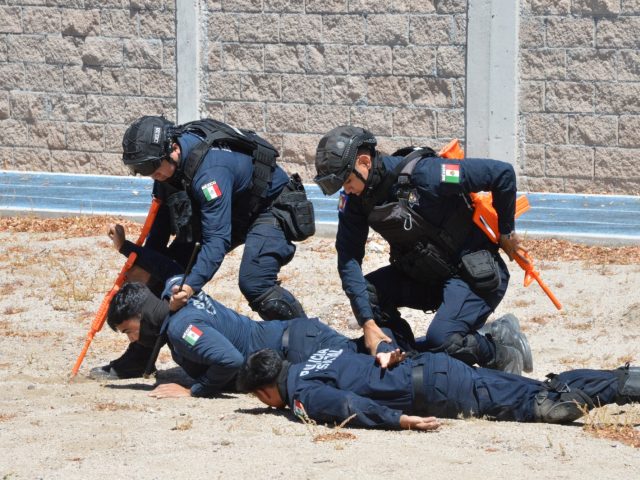 CAPACITA ACADEMIA DE SEGURIDAD A ELEMENTOS DE LA PEP EN DETENCIÓN Y CONDUCCIÓN DE PERSONAS