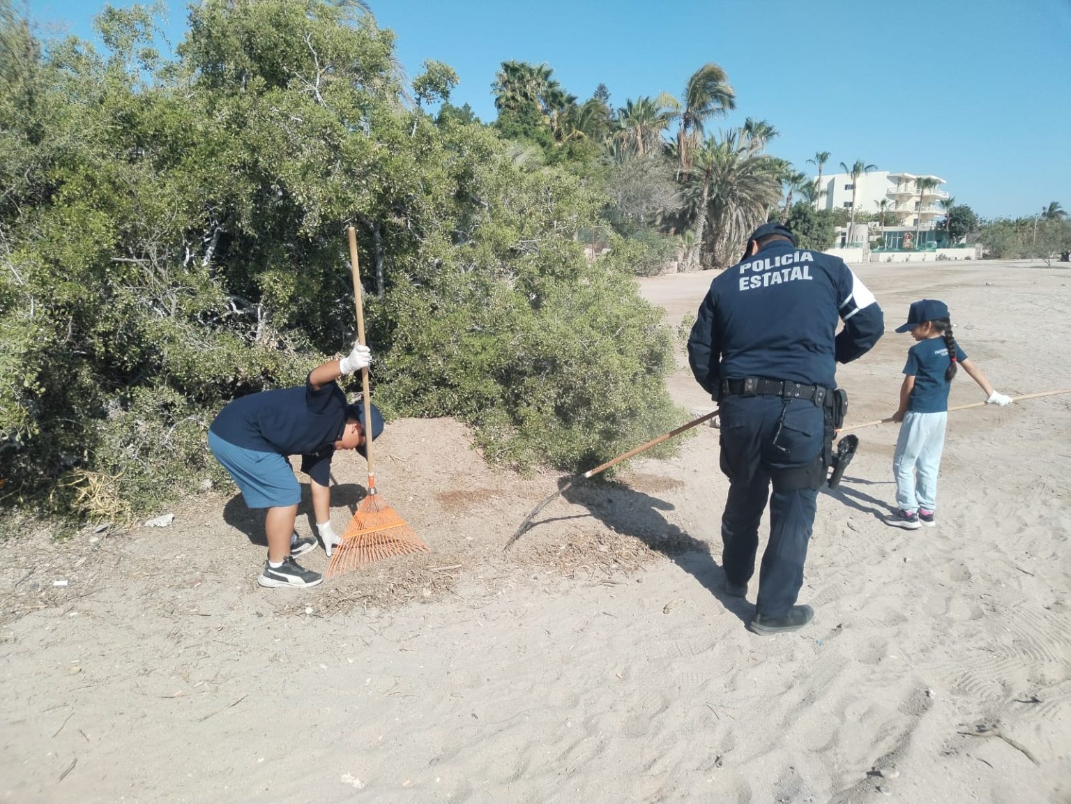 REALIZA PROXIMIDAD SOCIAL Y POLICÍA ESTATAL INFANTIL LIMPIEZA DE PLAYA